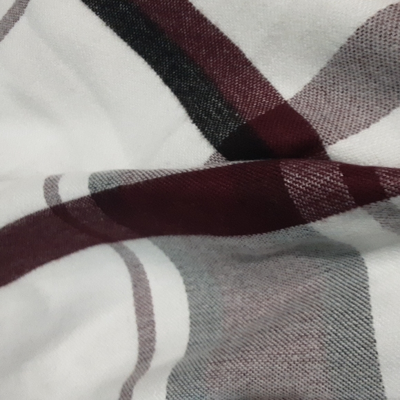 Large plaid scarf or shawl from Reitmans - Picture 4 of 4